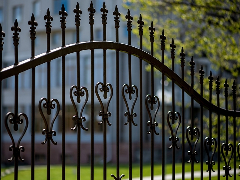 Site çevresindeki korkuluklar boyanıyor