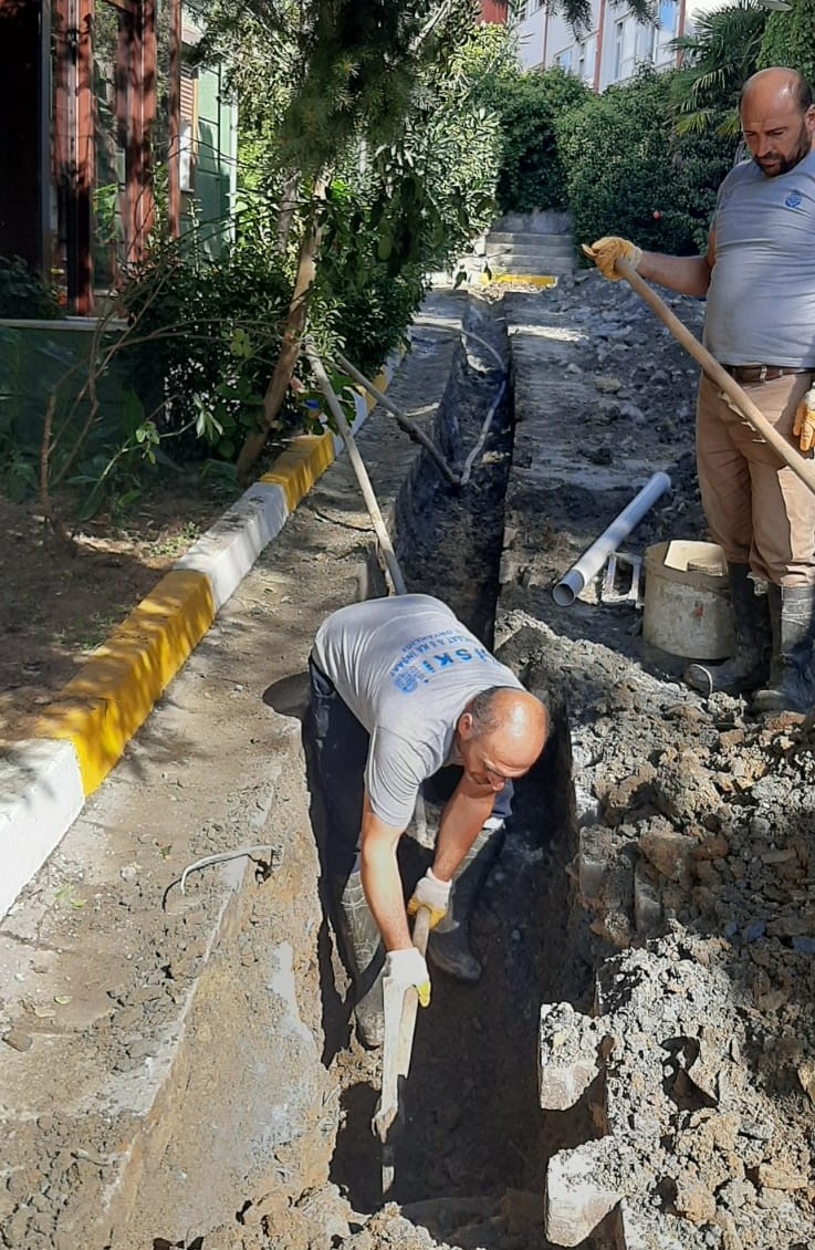 İSKİ musluk suyu boru yenileme çalışmaları salkım konaklarında devam ediyor